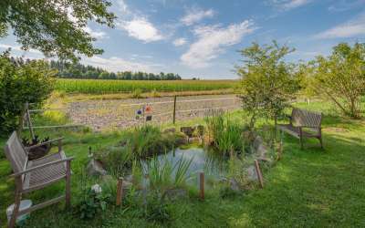 Landpartie für Genießer: modernisiertes 2-Familienhaus mit Stall und 2 ha Grundstück