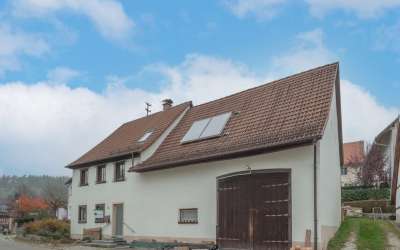 Gemütliches Bauernhaus mit einer Scheune