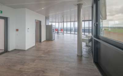 Helle Bürofläche in modernem Büroanwesen