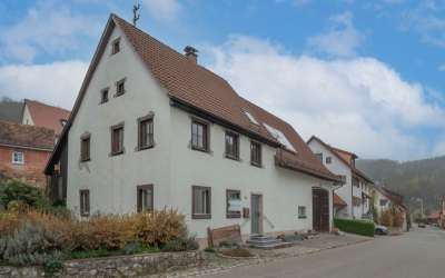 Gemütliches Bauernhaus mit einer Scheune