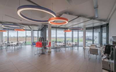 Helle Bürofläche in modernem Büroanwesen