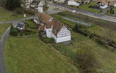 Platz für Tierhaltung - Drei traditionelle Bauernhäuser mit großem Grundstück