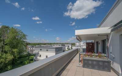 Dem Himmel so nah: die perfekte 3,5 Zimmer Eigentumswohnung mit Freiraum für Weitblick - mit Riesendachterrasse