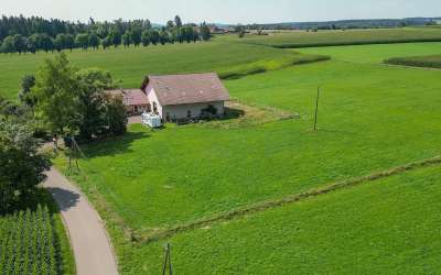 Landpartie für Genießer: modernisiertes 2-Familienhaus mit Stall und 2 ha Grundstück