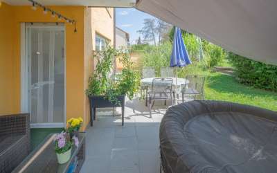 Zwei Wohnungen zu einem Preis mit Terrasse und Garten