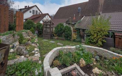 Gemütliches Bauernhaus mit einer Scheune