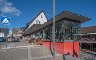 Schöne Verkaufsfläche mit großer Schaufensterfront